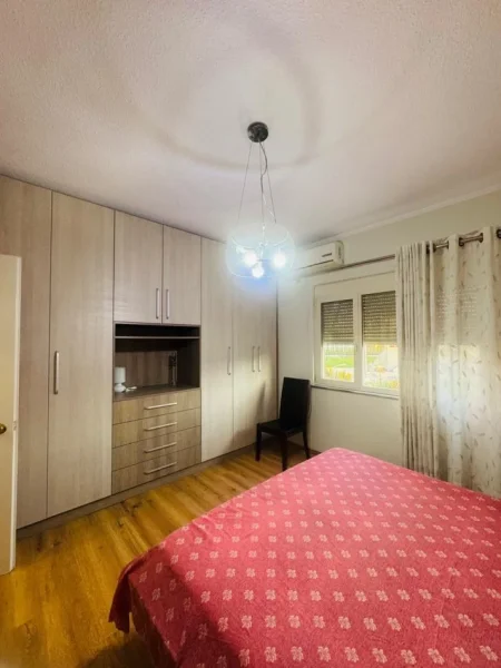 Tirane, jepet me qera apartament 2+1+Ballkon Kati 3, 85 m² 700 € (Rruga e Kosovareve)