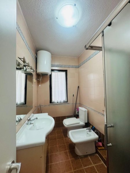 Tirane, jepet me qera apartament 2+1+Ballkon Kati 3, 85 m² 700 € (Rruga e Kosovareve)