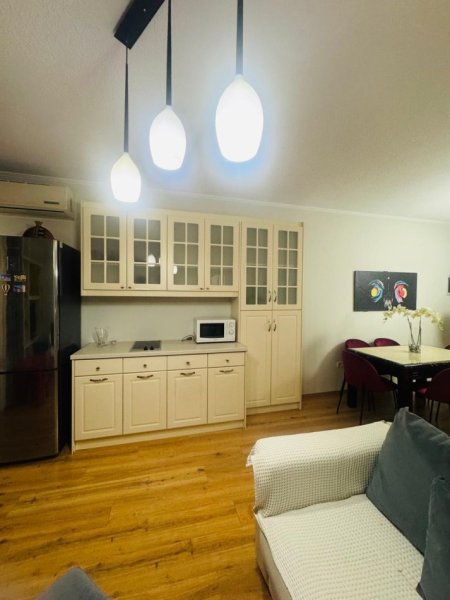 Tirane, jepet me qera apartament 2+1+Ballkon Kati 3, 85 m² 700 € (Rruga e Kosovareve)