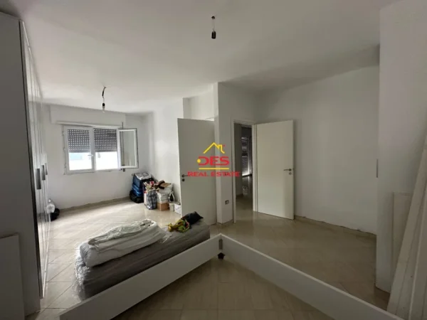 Vlore, shitet apartament 1+1+Ballkon Kati 7, 74 m² (Rruga Murat Tèrbaçi)