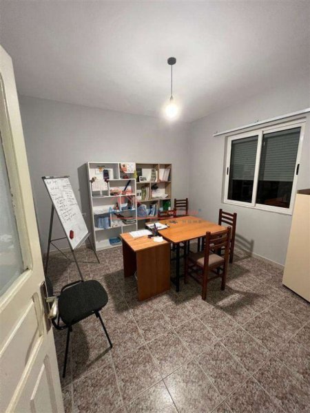 Tirane, jepet me qera zyre Kati 2, 75 m² 600 € (Myslym Shyri)