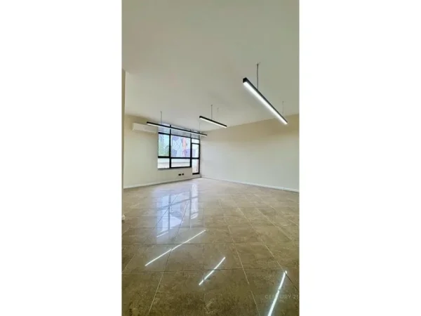 Tirane, jepet me qera apartament 4+1+Ballkon Kati 3, 200 m² 3.500 € 