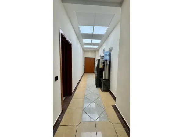 Tirane, jepet me qera apartament 4+1+Ballkon Kati 3, 200 m² 3.500 € 