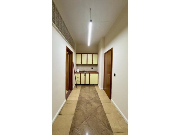 Tirane, jepet me qera apartament 4+1+Ballkon Kati 3, 200 m² 3.500 € 
