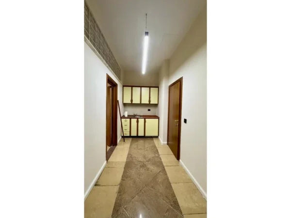 Tirane, jepet me qera apartament 4+1+Ballkon Kati 3, 200 m² 3.500 € 