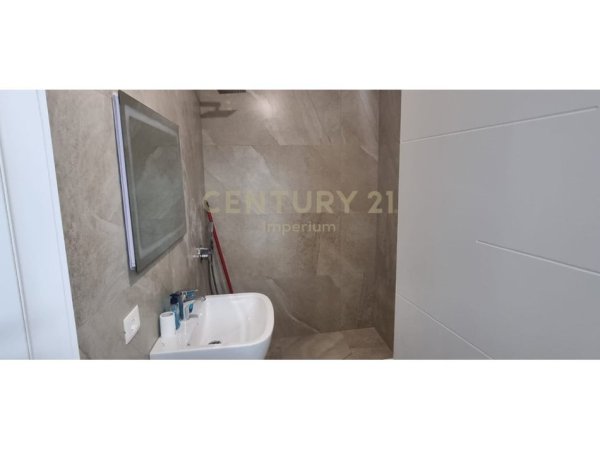 Tirane, jepet me qera apartament 2+1 Kati 1, 105 m² 500 € 