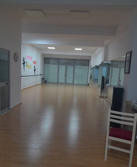 Tirane, jepet me qera ambjent biznesi Kati 1, 110 m² 600 € (Yzberisht)