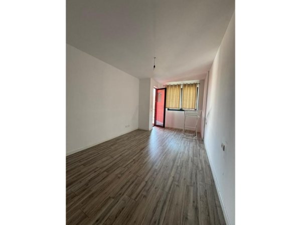 Tirane, jepet me qera apartament 2+1 Kati 4, 110 m² 700 € 