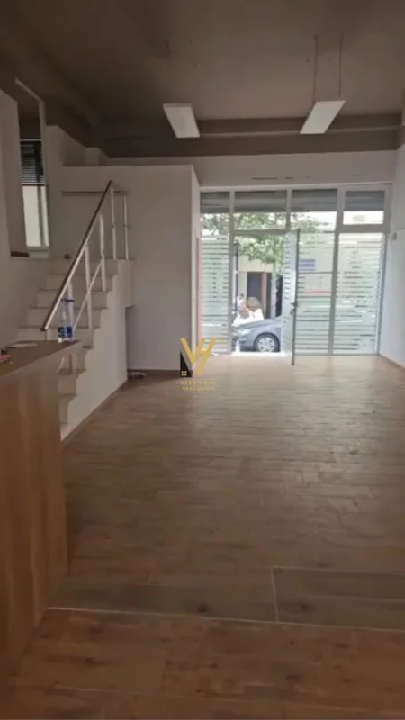 Tirane, jepet me qera ambjent biznesi Kati 0, 110 m² 750 € (NISHARAKU)
