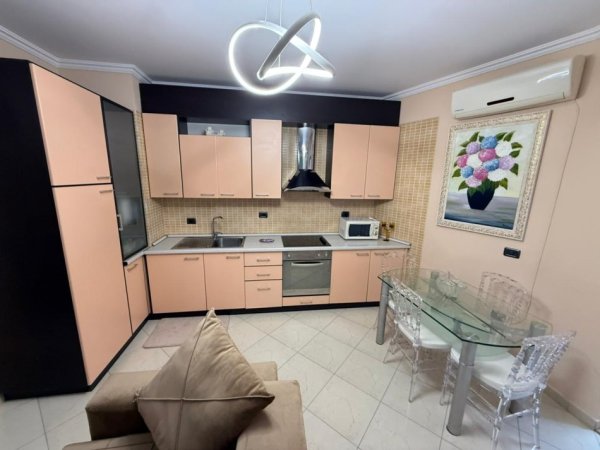 Tirane, jepet me qera apartament 1+1 Kati 7, 600 € 