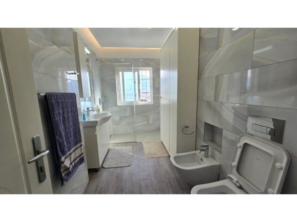 Tirane, jepet me qera apartament 2+1+Ballkon Kati 16, 120 m² 1.200 € 