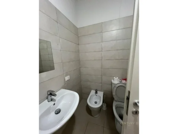 Tirane, jepet me qera apartament 2+1 Kati 5, 75 m² 500 € (Kompleksi Mangalem)