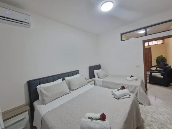 Tirane, jepet me qera apartament 2+1+Ballkon Kati 1, 75 m² 600 € (Bulevardi Bajram Curri)
