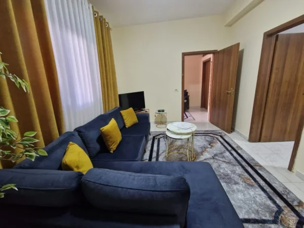Tirane, jepet me qera apartament 2+1+Ballkon Kati 1, 75 m² 600 € (Bulevardi Bajram Curri)