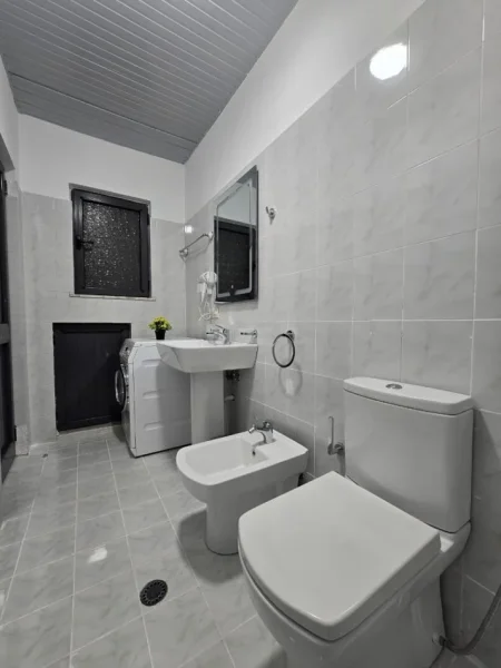 Tirane, jepet me qera apartament 2+1+Ballkon Kati 1, 75 m² 600 € (Bulevardi Bajram Curri)