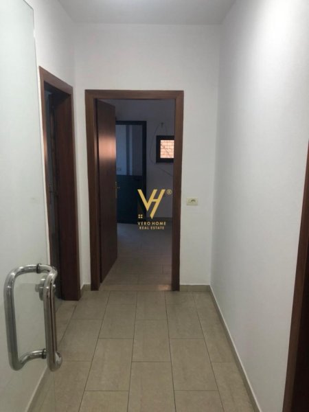 Tirane, jepet me qera ambjent biznesi Kati 0, 230 m² 1.500 € (BRRYLI)