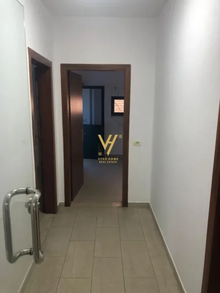 Tirane, jepet me qera ambjent biznesi Kati 0, 230 m² 1.500 € (BRRYLI)