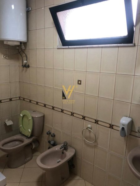 Tirane, jepet me qera ambjent biznesi Kati 0, 230 m² 1.500 € (BRRYLI)