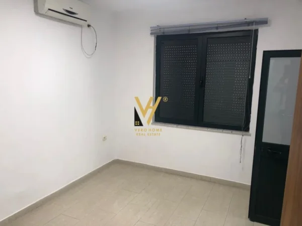 Tirane, jepet me qera ambjent biznesi Kati 0, 230 m² 1.500 € (BRRYLI)