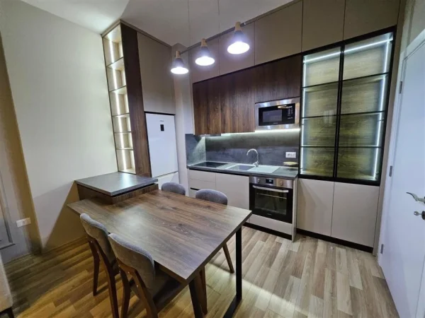 Tirane, jepet me qera apartament 1+1+Ballkon Kati 5, 70 m² 700 € (RRUGA E KAVAJES)