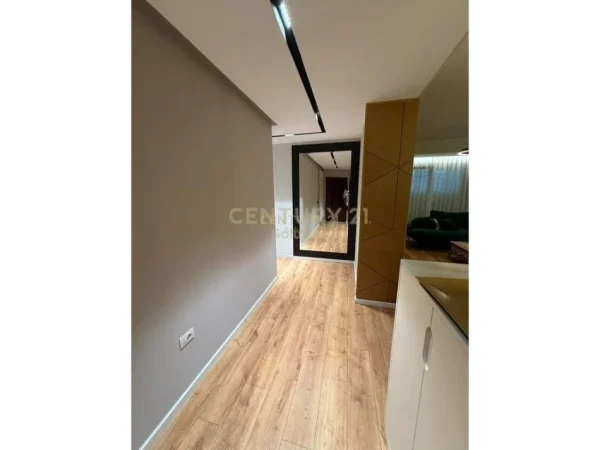 Tirane, jap me qera apartament 2+1+Aneks+Ballkon Kati 8, 108 m² 950 € (Kompleksi Star)