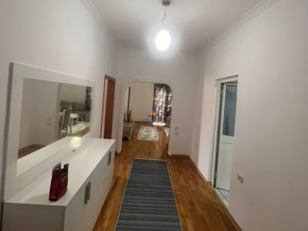 Tirane, jepet me qera apartament 2+1+Ballkon Kati 2, 80 m² 550 € (BUJTINA E GJELIT, DON BOSKO)