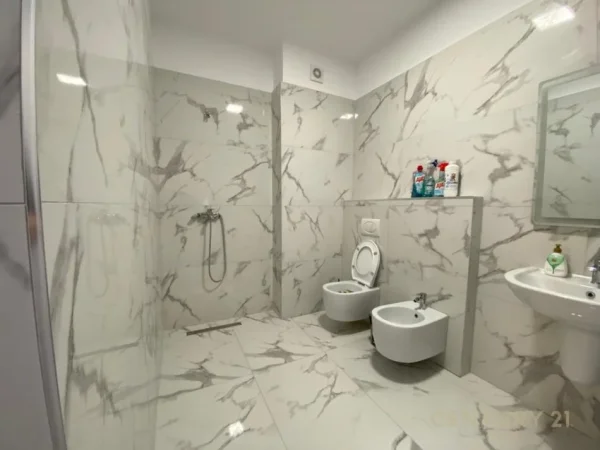 Tirane, jepet me qera apartament 2+1+Aneks+Ballkon Kati 4, 104 m² 700 € (OASIS REZIDENCE)