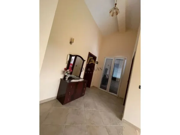 Tirane, shitet Vile 3 Katshe + TOKE, 360 m² + 7200 m² , 1.500.000 € (Sauk i Ri)