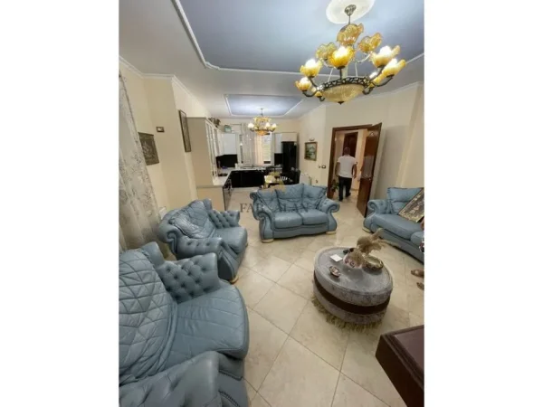 Tirane, shitet Vile 3 Katshe + TOKE, 360 m² + 7200 m² , 1.500.000 € (Sauk i Ri)