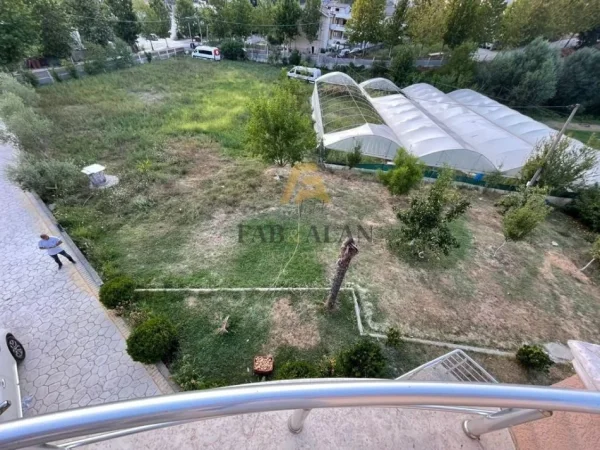 Tirane, shitet Vile 3 Katshe + TOKE, 360 m² + 7200 m² , 1.500.000 € (Sauk i Ri)