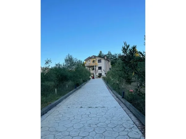 Tirane, shitet Vile 3 Katshe + TOKE, 360 m² + 7200 m² , 1.500.000 € (Sauk i Ri)