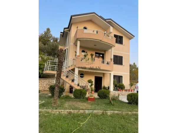 Tirane, shitet Vile 3 Katshe + TOKE, 360 m² + 7200 m² , 1.500.000 € (Sauk i Ri)