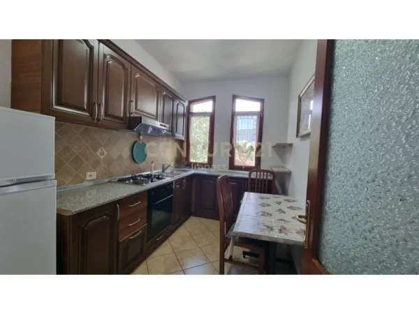 Tirane, jepet me qera apartament 2+1+Aneks+Ballkon Kati 3, 120 m² 650 € 