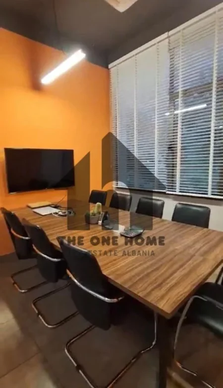 Tirane, jepet me qera zyre Kati 2, 99 m² 900 € (Komune - Parisit)