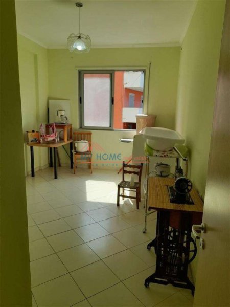 Tirane, jepet me qera apartament 2+1+Ballkon Kati 3, 107 m² 520 € (Fresk)