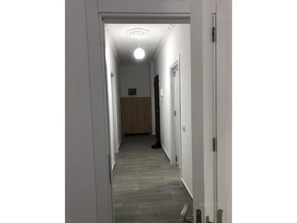 Tirane, jepet me qera apartament 2+1 Kati 5, 92 m² 500 € 