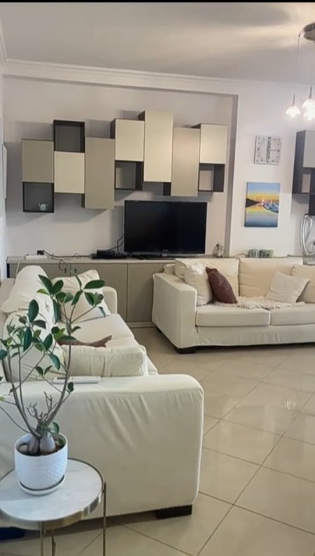 Jepet  Apartament Modern  1+1 ne Qender te Tiranes tek  Rruga  Fortuzi , 600 Euro