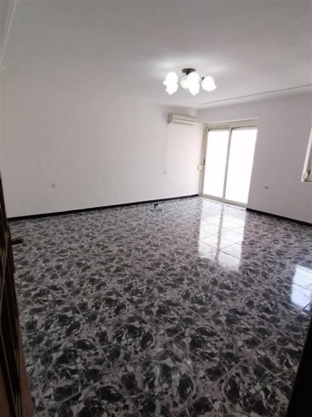 Tirane, jepet me qera apartament 1+1 Kati 6, 126 m² 500 € (MYSLYM SHYRI)