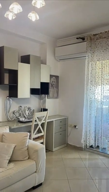 Jepet  Apartament Modern  1+1 ne Qender te Tiranes tek  Rruga  Fortuzi , 600 Euro