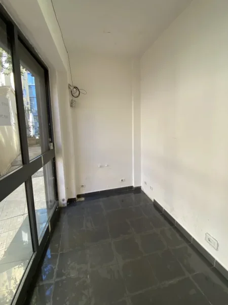 Tirane, jepet me qera dyqan zyre,150 € (Rruga e Durresit)