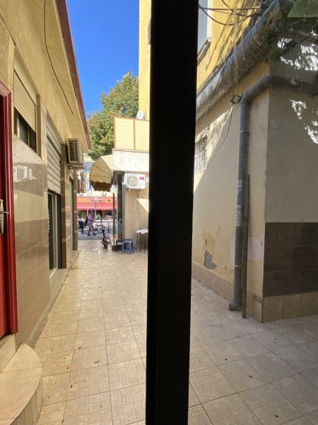 Tirane, jepet me qera dyqan Kati -1, 140 € (Rruga e Durresit)