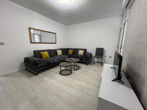 Tirane, jepet me qera apartament 1+1+Ballkon Kati 3, 70 m² 650 € (KOMUNA E PARISIT)