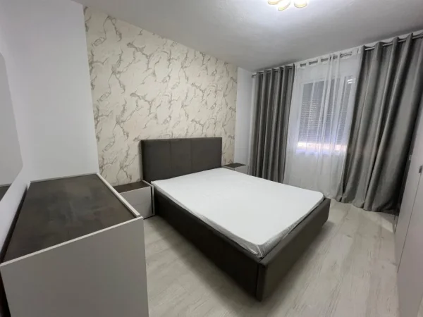 Tirane, jepet me qera apartament 1+1+Ballkon Kati 3, 70 m² 650 € (KOMUNA E PARISIT)