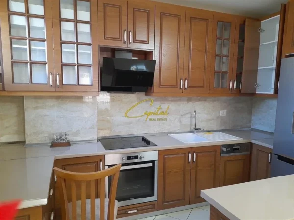 Tirane, jepet me qera apartament 2+1 Kati 3, 107 m² 520 € (FRESKU)