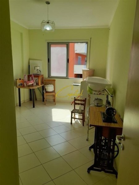 Tirane, jepet me qera apartament 2+1 Kati 3, 107 m² 520 € (FRESKU)