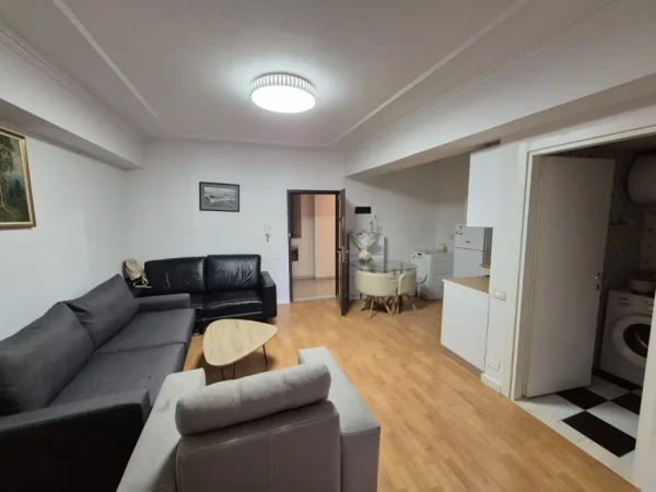 Tirane, jepet me qera apartament 2+1 Kati 2, 65 m² 700 € (Libri Universitar)