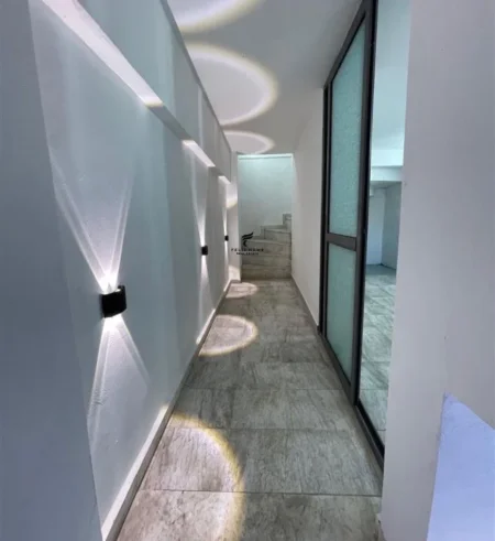 Tirane, jepet me qera dyqan Kati 0, 90 m² 900 € (RRUGA 4 DESHMORET)