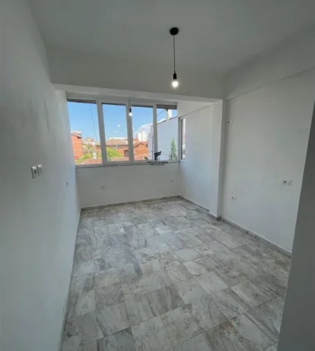 Tirane, jepet me qera dyqan Kati 0, 90 m² 900 € (RRUGA 4 DESHMORET)