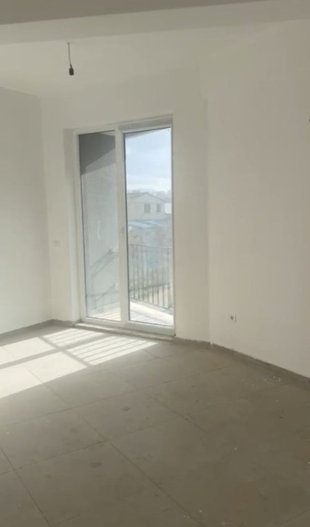 Tirane, jepet me qera apartament 1+1+Ballkon Kati 3, 50 m² 350 € (Rruga 5 Maj , pallatet e bashkise)