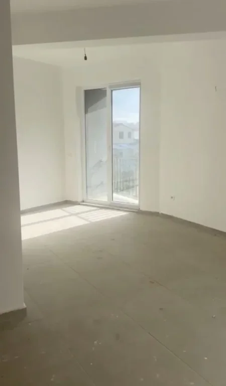 Tirane, jepet me qera apartament 1+1+Ballkon Kati 3, 50 m² 350 € (Rruga 5 Maj , pallatet e bashkise)